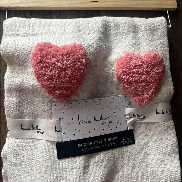 Valentines blanket raised hearts and has tassels Nicole Miller - Picture 5 of 7